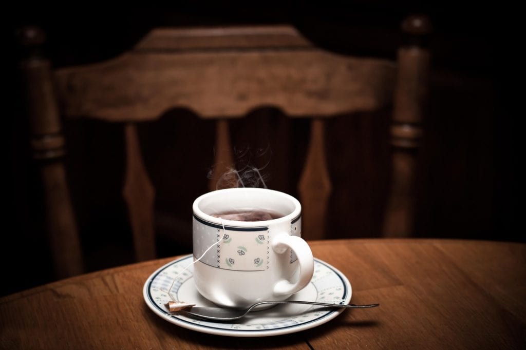 filiżanka z ciepłą herbatą