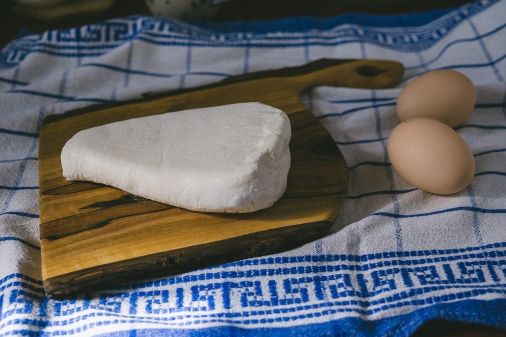 Najzdrowsze jedzenie na kolację ser biały na drewnianej desce