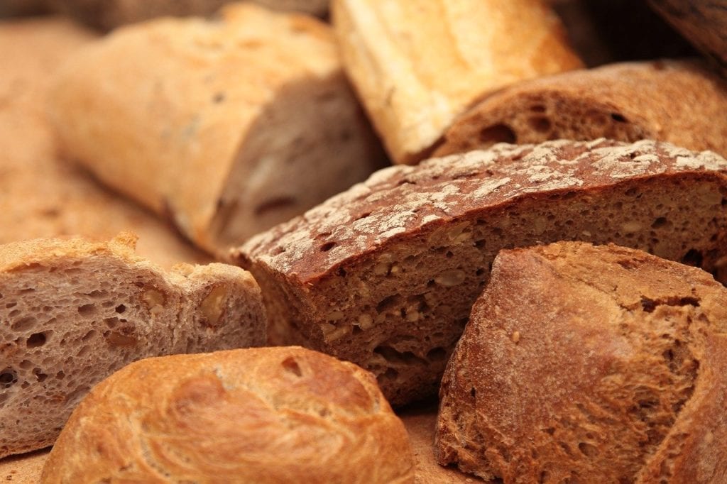 Jedzenie, które zapewnia przyspieszenie metabolizmu chleb pełnoziarnisty