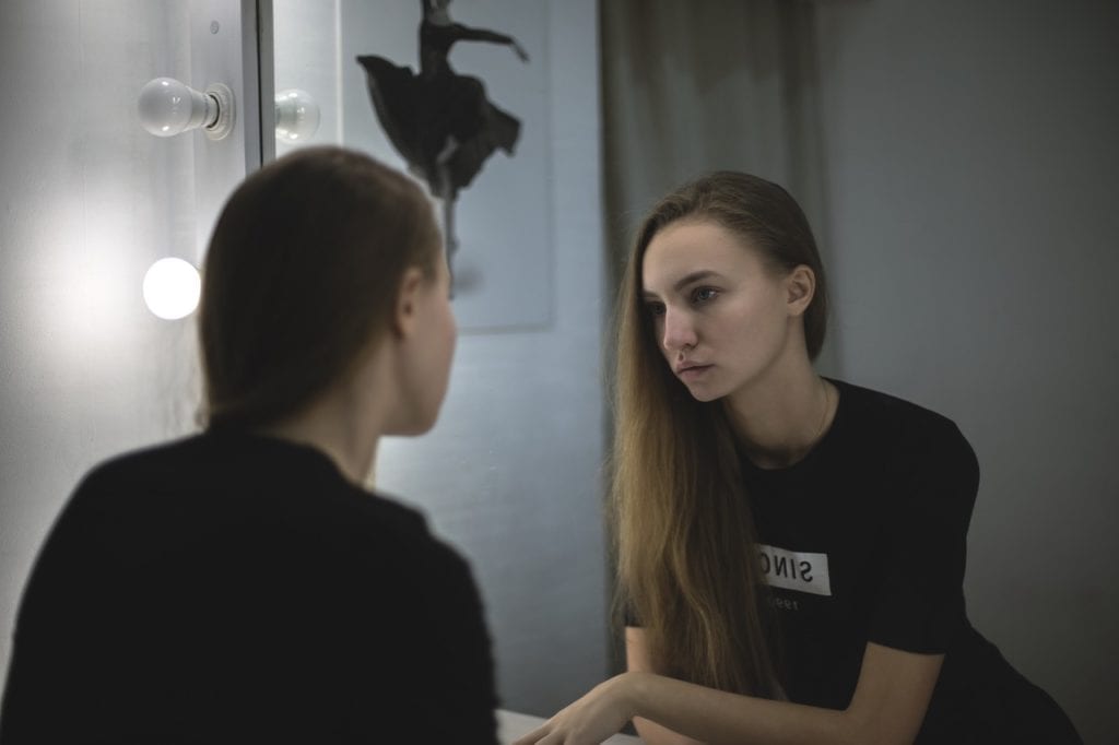 kobieta patrząca w lustro