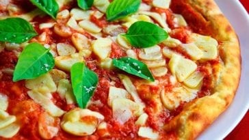 Czy jedzenie pizzy jest zdrowe? Przepis na pizzę!