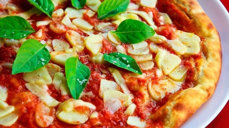 Czy jedzenie pizzy jest zdrowe? Przepis na pizzę!