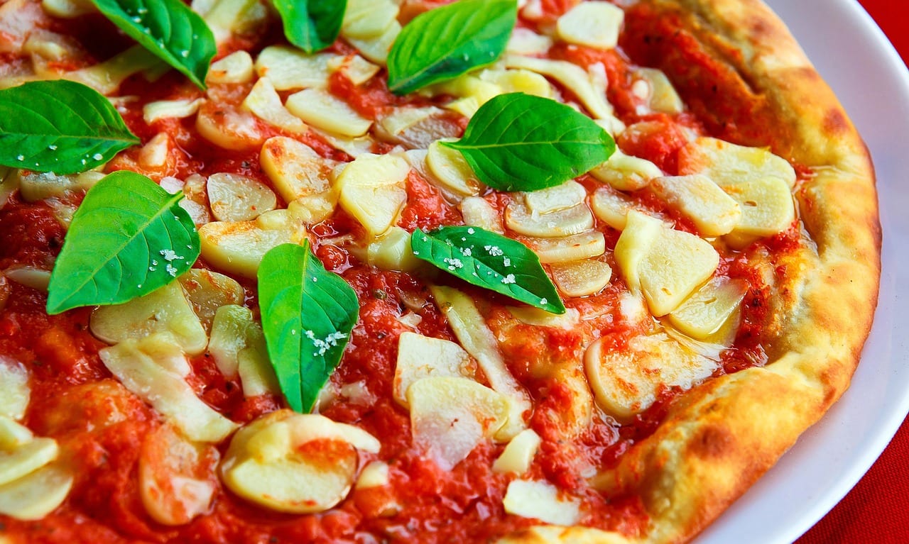 Czy jedzenie pizzy jest zdrowe? Przepis na pizzę!