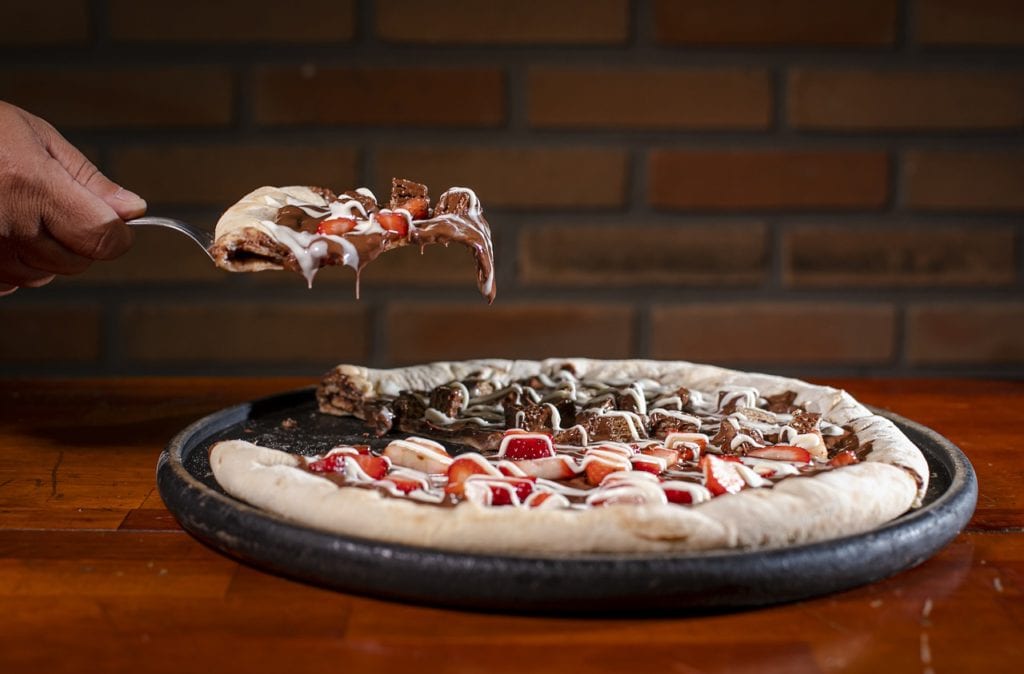 Czy jedzenie pizzy jest zdrowe? Przepis na pizzę! pizza z czekoladą i owocami
