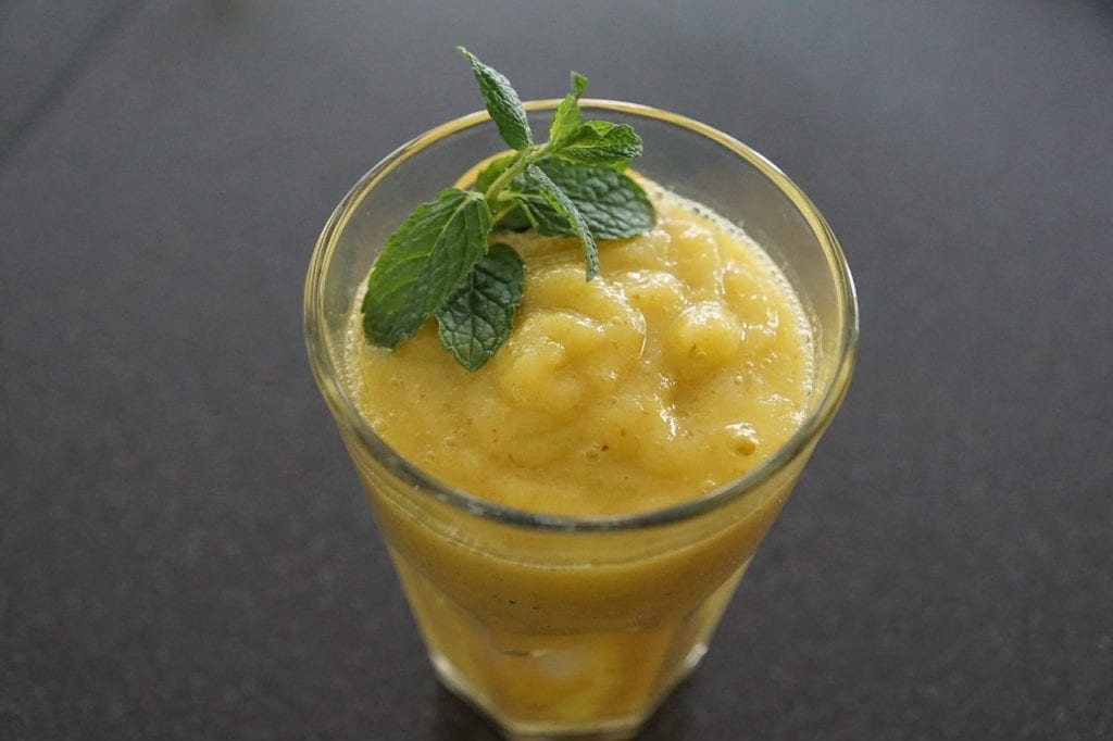 Zdrowe smoothie, które odmieni Twoje życie szklanka z sorbetem owocowym