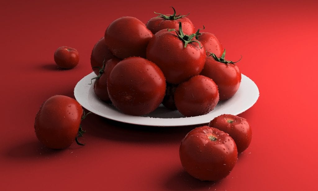 czerwone pomidory na białym talerzu
