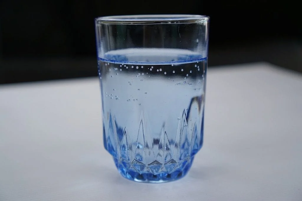 Produkty zmniejszające apetyt gazowana woda w szklance
