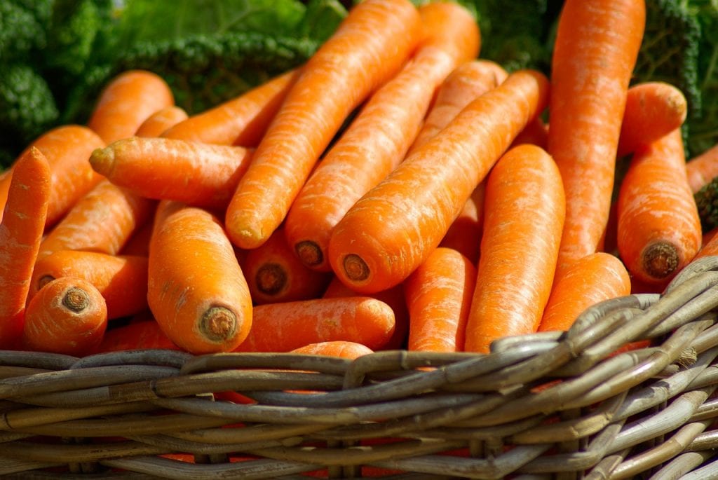 Chcesz mieć sokoli wzrok? Zacznij jeść te produkty! marchewki w wiklinowym koszu