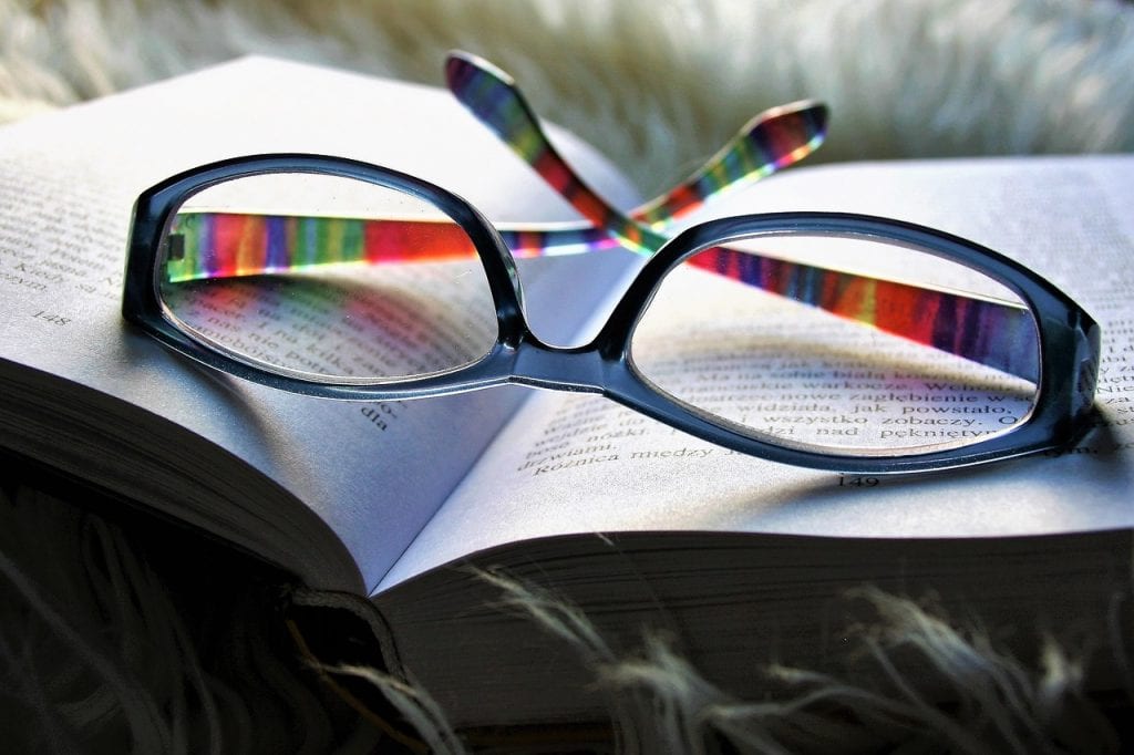 kolorowe okulary na książce