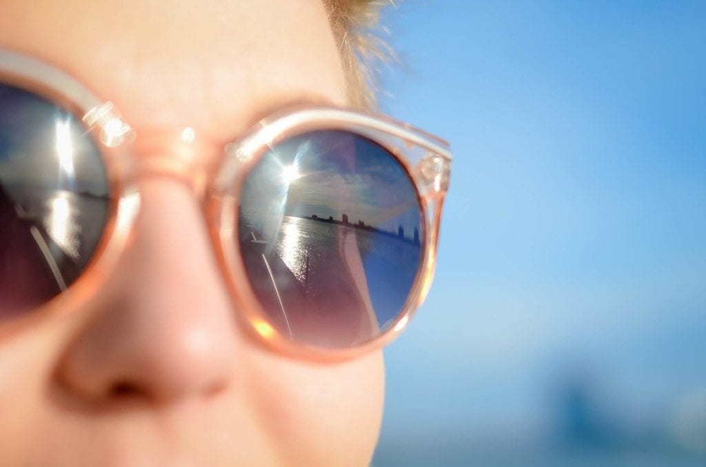 kobieta w okularach przeciwsłonecznych