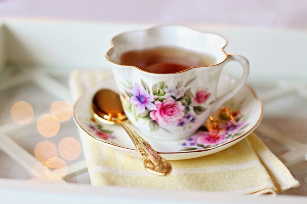 herbata w filiżance z kwiatami