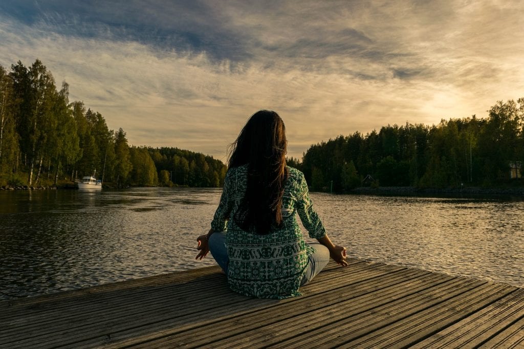 siedząca kobieta nad jeziorem