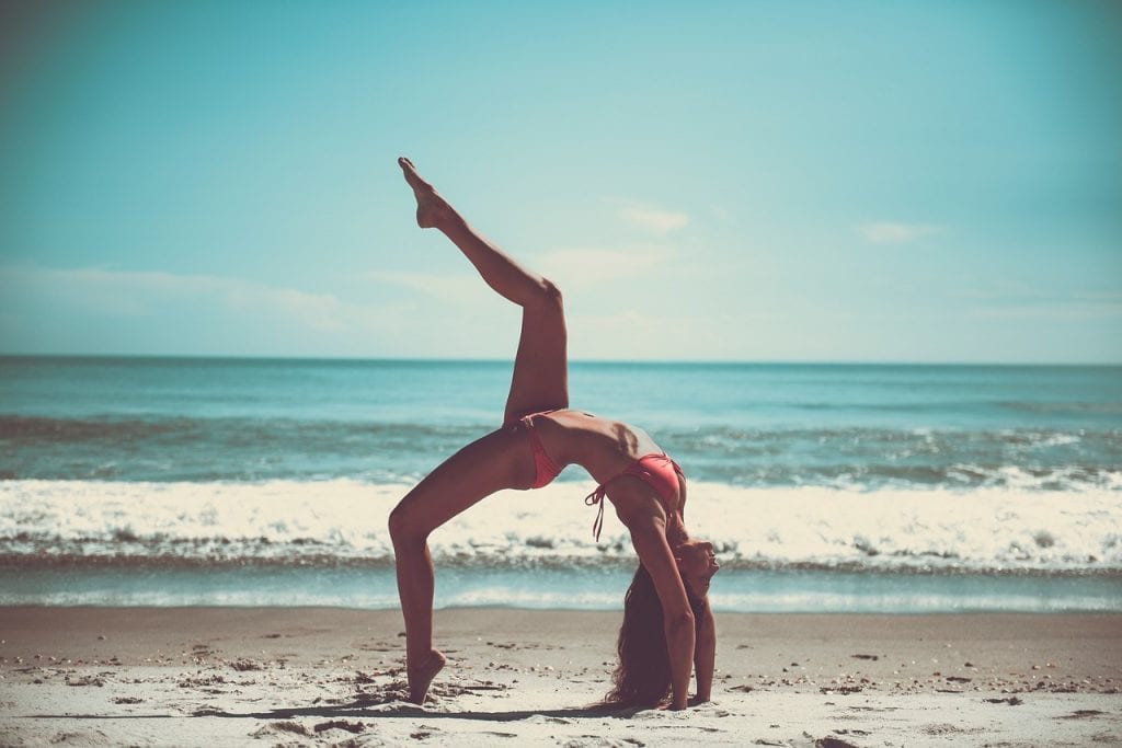 kobieta w stroju kąpielowym na plaży