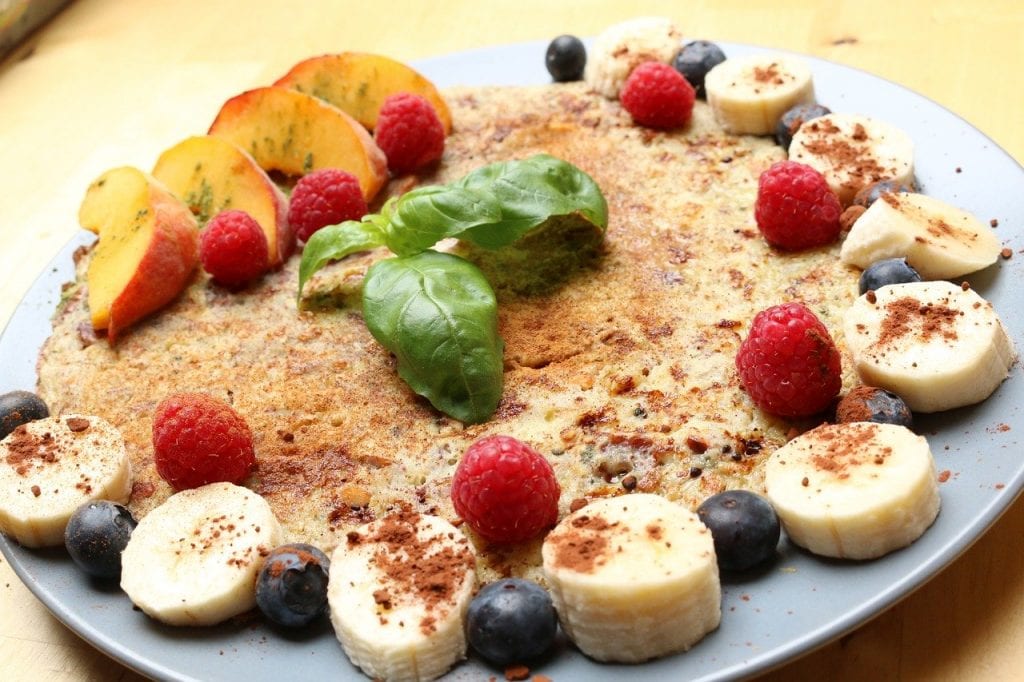 Pomysły na lunch do szkoły i pracy omlet z owocami