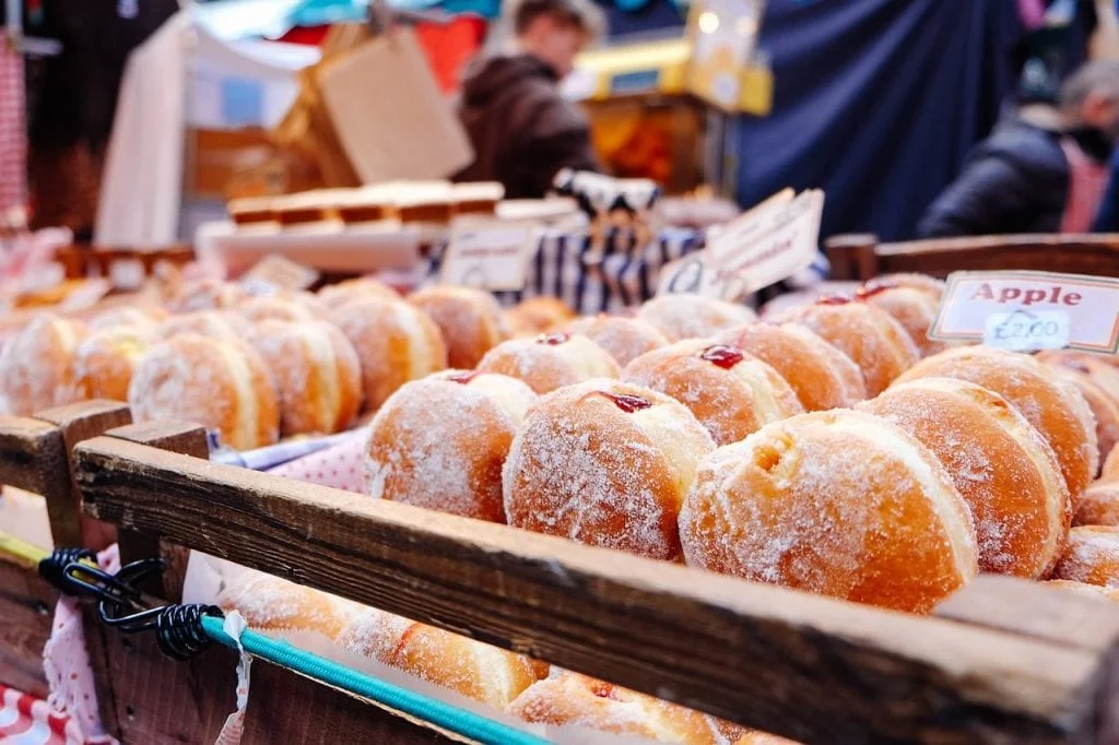 Najczęstsze błędy żywieniowe - jak ich unikać? pączki z cukrem pudrem