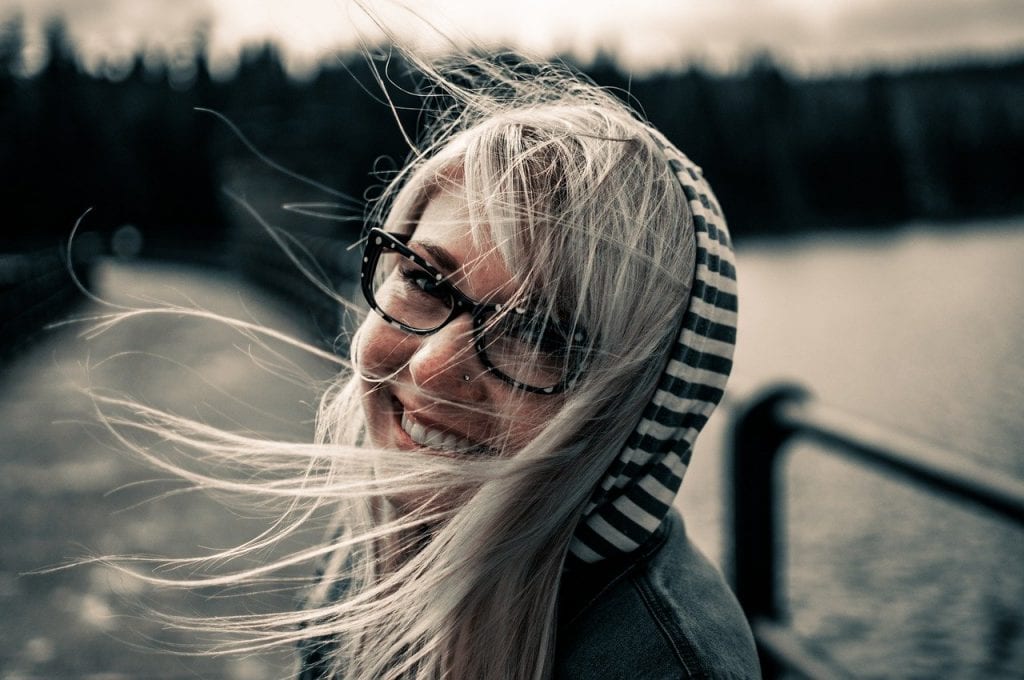 uśmiechnięta kobieta w okularach