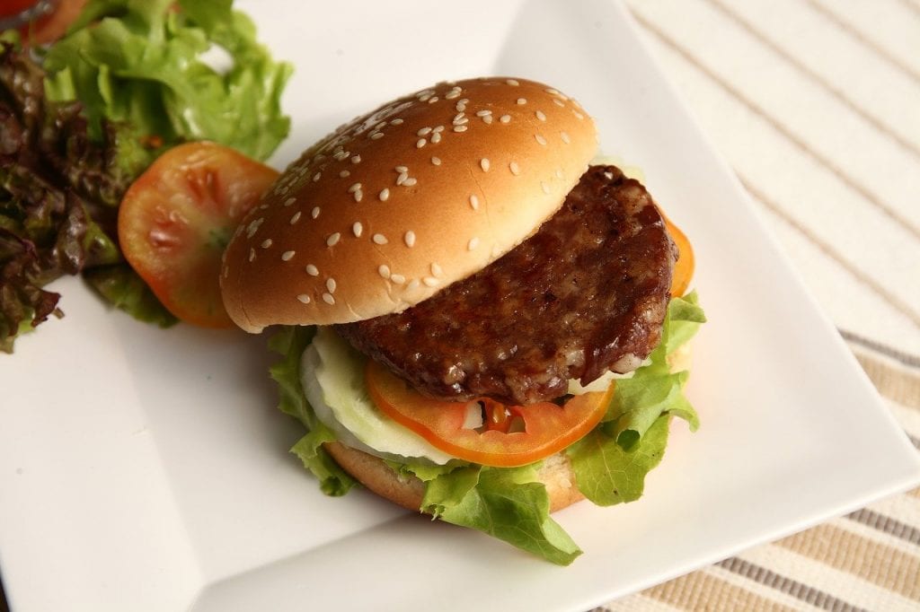 burger z mięsem i warzywami