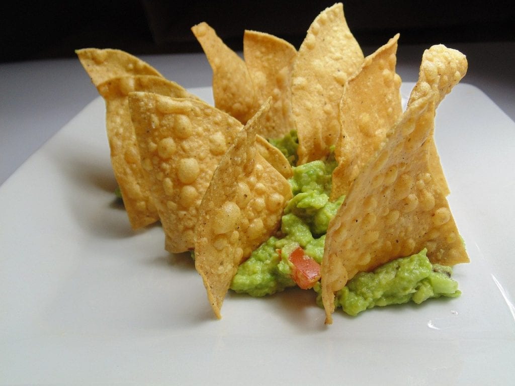 Zdrowe wersje dań typu fast food nachosy z guacamole