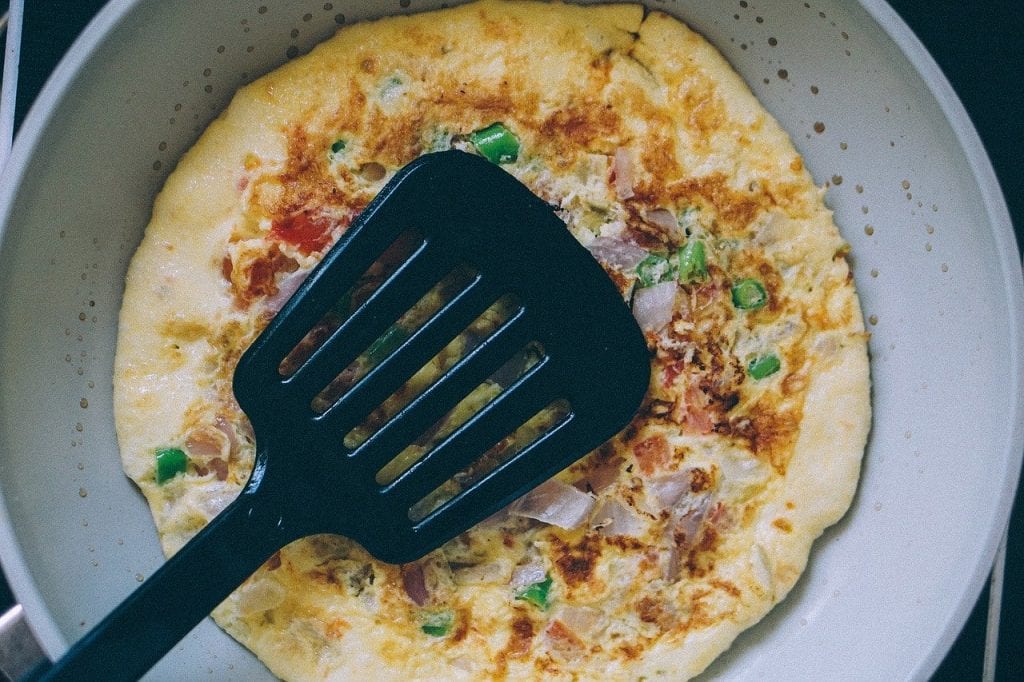 Pomysły na lunch do szkoły i pracy omlet na białej patelni