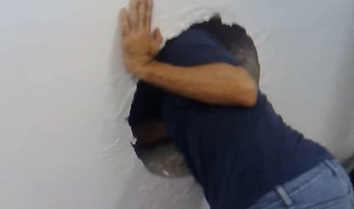 Mężczyzna znalazł dziwną dziurę w swojej ścianie. To co znalazł w środku zmieniło jego życie na zawsze!