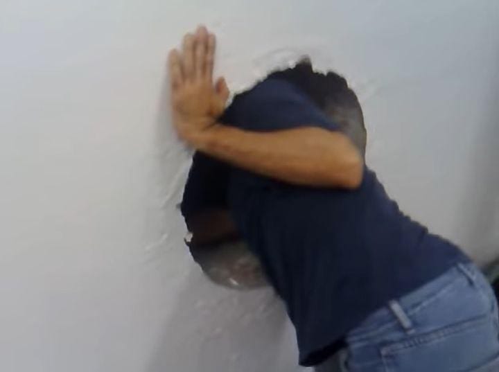 Mężczyzna znalazł dziwną dziurę w swojej ścianie. To co znalazł w środku zmieniło jego życie na zawsze!