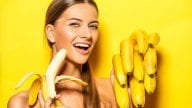Weź skórkę od banana i potrzyj nią o zęby - zobacz co się stanie