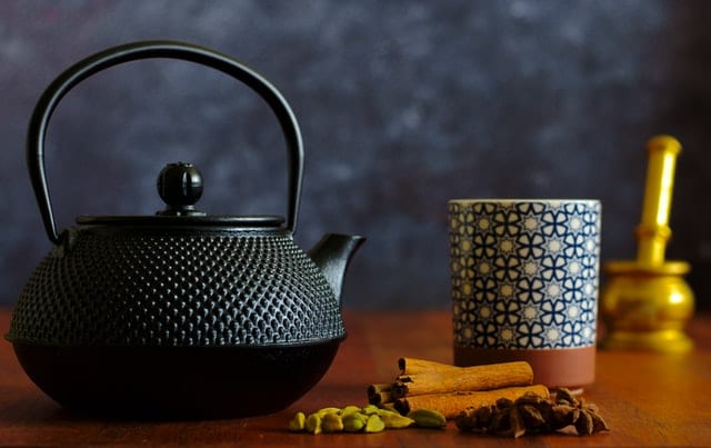 Niewielki czajniczek oraz kubek na herbatę. 
