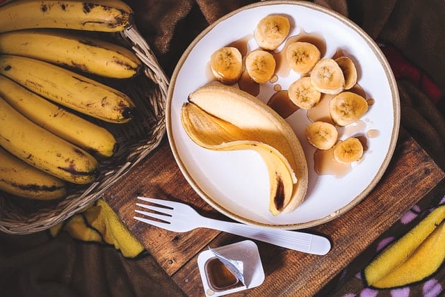 Talerz, na którym znajduje się banan i skórka z banana. 