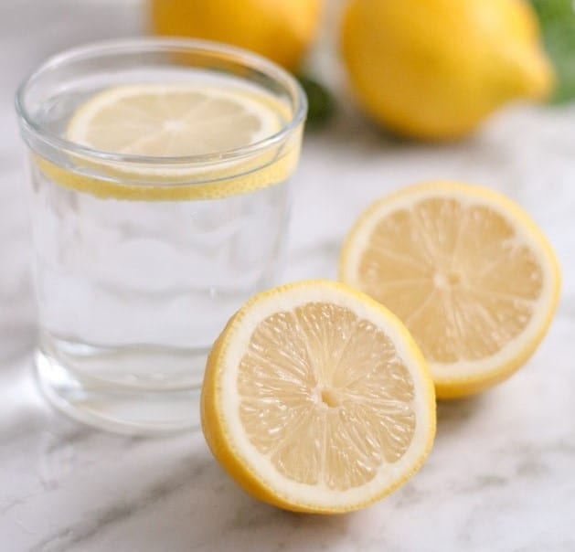 szklanka wody z cytryną