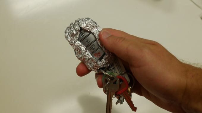 Dlaczego nie owinąłeś jeszcze swoich kluczyków folią aluminiową Kluczyki, owinięte folią aluminiową w dłoni.