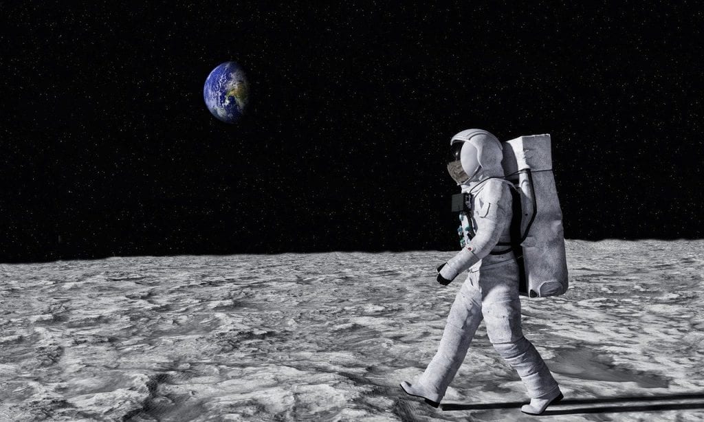 Astronauta, spacerujący po Księżycu. 