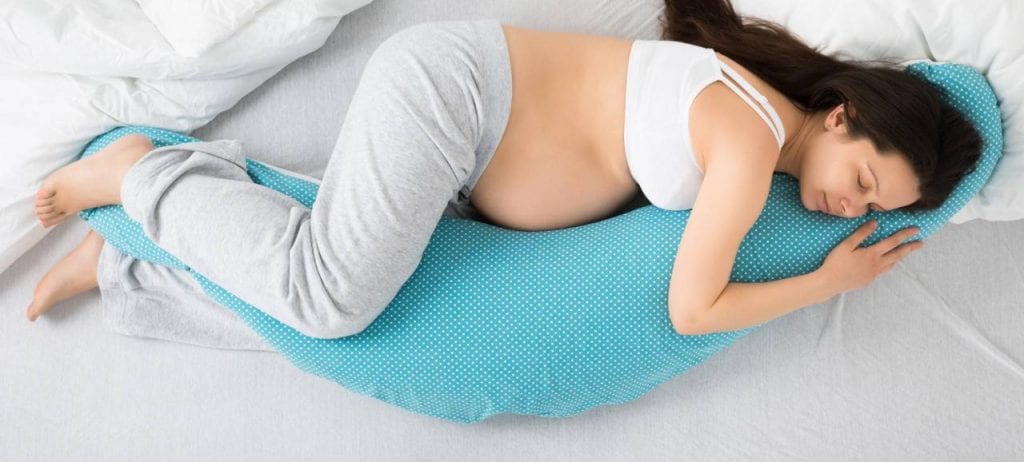 Kobieta w ciąży podczas snu. 