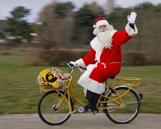 Mikołaj, jadący na rowerze. 