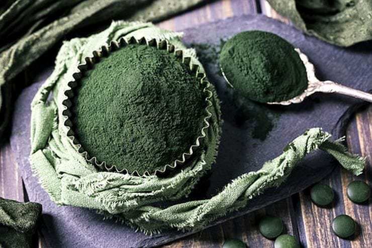 Spirulina w proszku oraz w kapsułkach. 