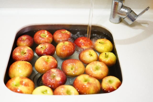 Jabłka myte za pomocą wody. 