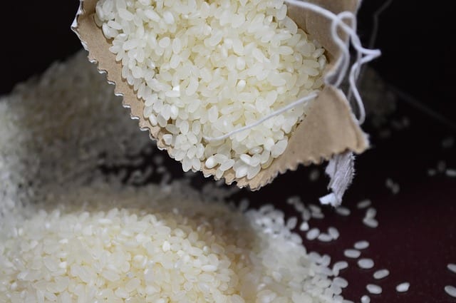 Sypki ryż w jutowym worku. 