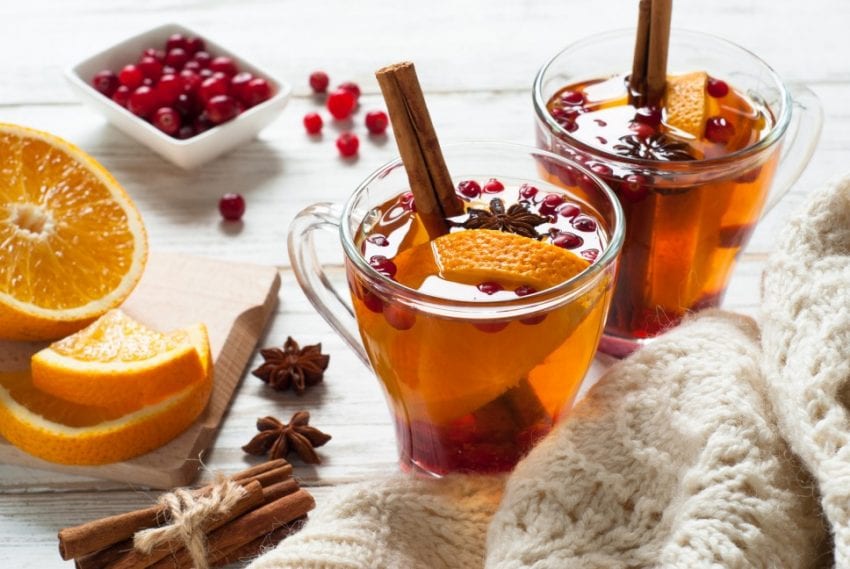 Zimowa herbata z pomarańczą i sokiem malinowym. 