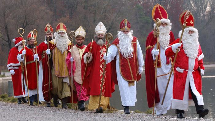 Prawdziwa historia Świętego Mikołaja, która może Cię zaskoczyć Marsz Świętych Mikołajów.