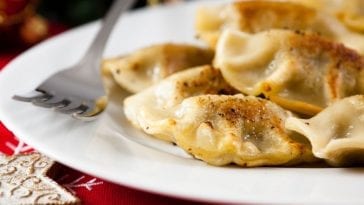 Pierogi na talerzu.