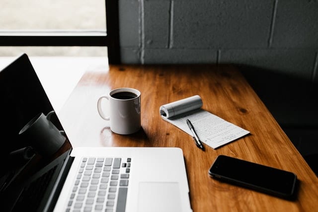 Planujesz remont w nowym roku? Musisz to wiedzieć Laptop, telefon i notes do planowania.