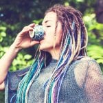 Ayahuasca pita przez kobietę.