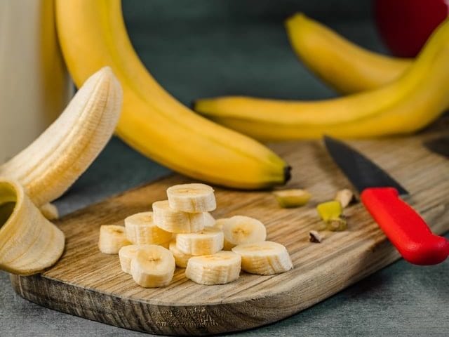 Jesz za dużo jajek? Zobacz czym możesz je zastąpić! Banan, pokrojony na drewnianej desce.