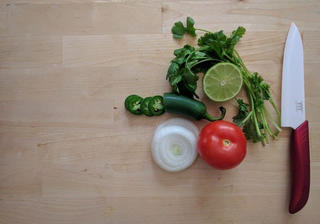 Jalapeno to bomba witaminowa. Zacznij je jeść i zobacz co się stanie Warzywa na desce do krojenia.