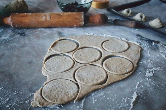 Przepis na najlepsze pierogi z kapustą i grzybami, jakie jadłeś Wycinanie pierogów z ciasta.