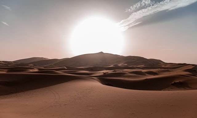 Słońce, wschodzące nad Saharą.
