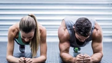 Kobieta i mężczyzna, robiący plank challenge.