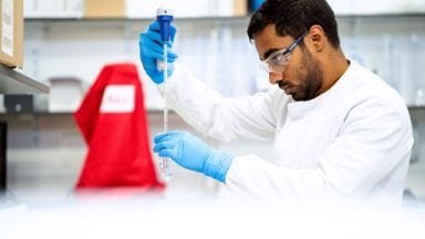 Naukowiec podczas pracy w laboratorium.