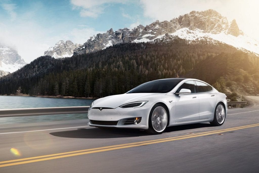 Tesla na drodze.