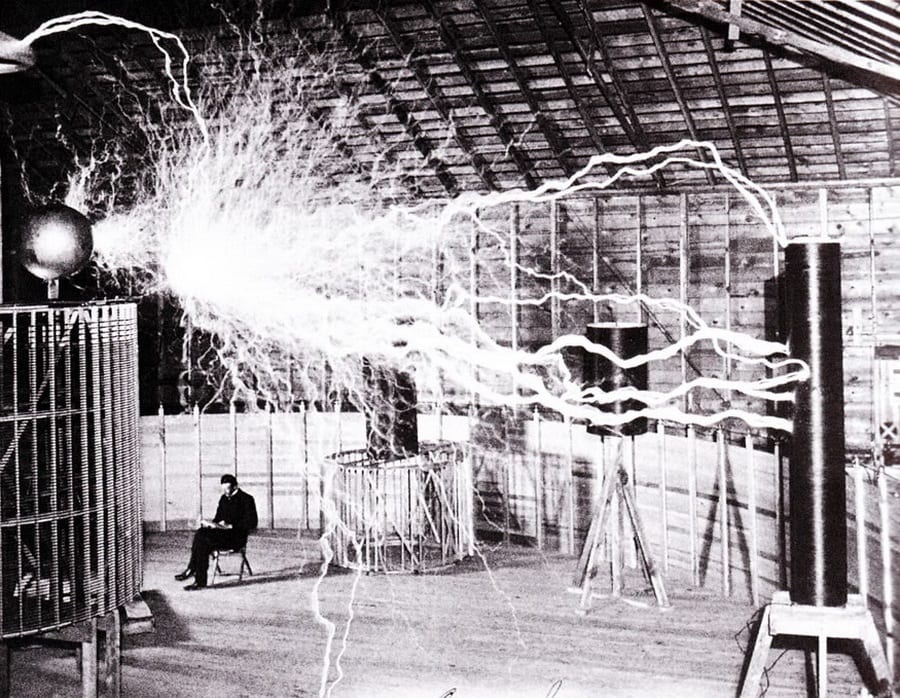 Nikola Tesla podczas pracy.