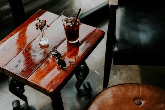 TOP10 mitów na temat odchudzania się Cola, nalana do szklanki i postawiona na stoliku.